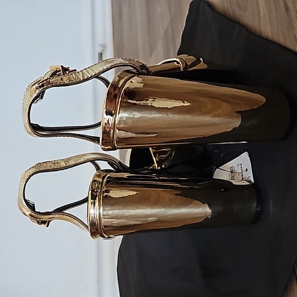 Metallic Rounded Toe Platform Pumps - Picture 3 of 5